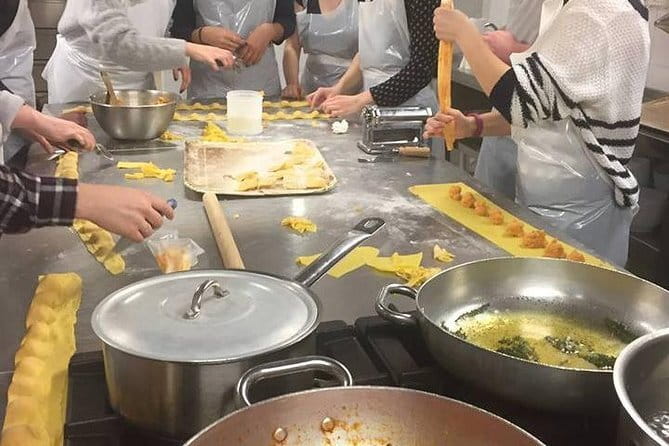 Pizza & Gelato: Family Cooking Class in Florence - What makes the atmosphere work
