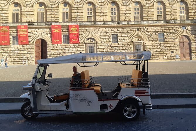 Private Florence Tour by Golf Cart ETukTuk with Audio Guide - A fast first look at Florence from Via Vinegia
