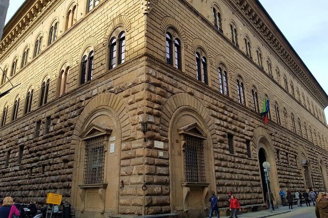 Private Medici Walking Tour – Discover Florence’s Royal Past - Crossing Ponte Vecchio into Oltrarno