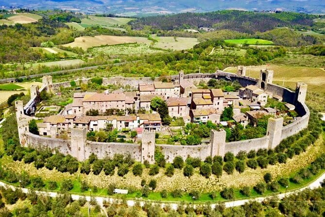 Private tour Siena, San Gimignano and Monteriggioni, lunch in the cellar - One private road through three Tuscan towns