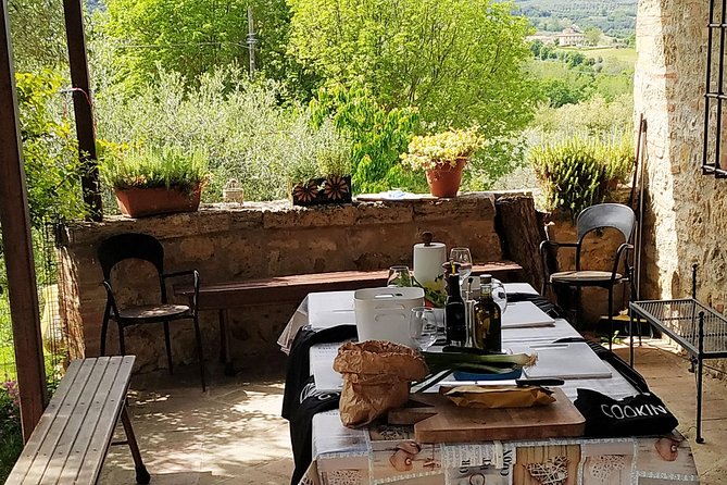 Private Tuscan Cooking Class And Wine Tasting in Radda in Chianti - Start with Chianti wine and olive oil
