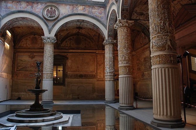 The Best of Florence Walking Tour in a Small Group - San Lorenzo and the Medici family’s first address