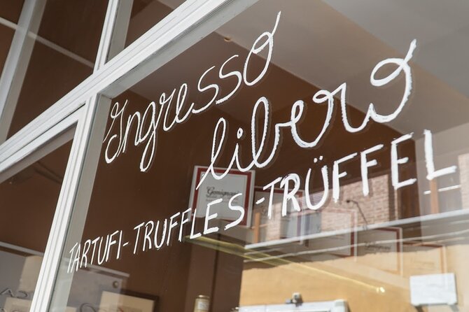 Truffle hunting and lunch experience, with Vinci and winery. - A truffle lunch with crostini and fondue
