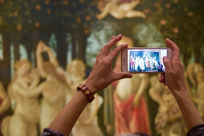 Uffizi Galleries Florence - Incredible Private Tour - Meeting your guide near Via dei Georgofili