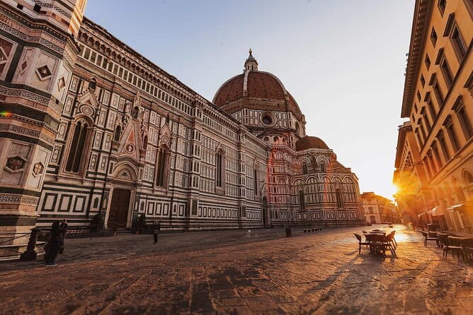 Walking Guided Tour of Florence landmarks - Piazza della Repubblica and the changing city