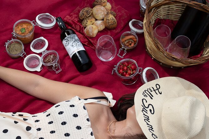 Winery Tour & picnic in the vineyard with a bottle of wine - The Montalcino location needs careful planning